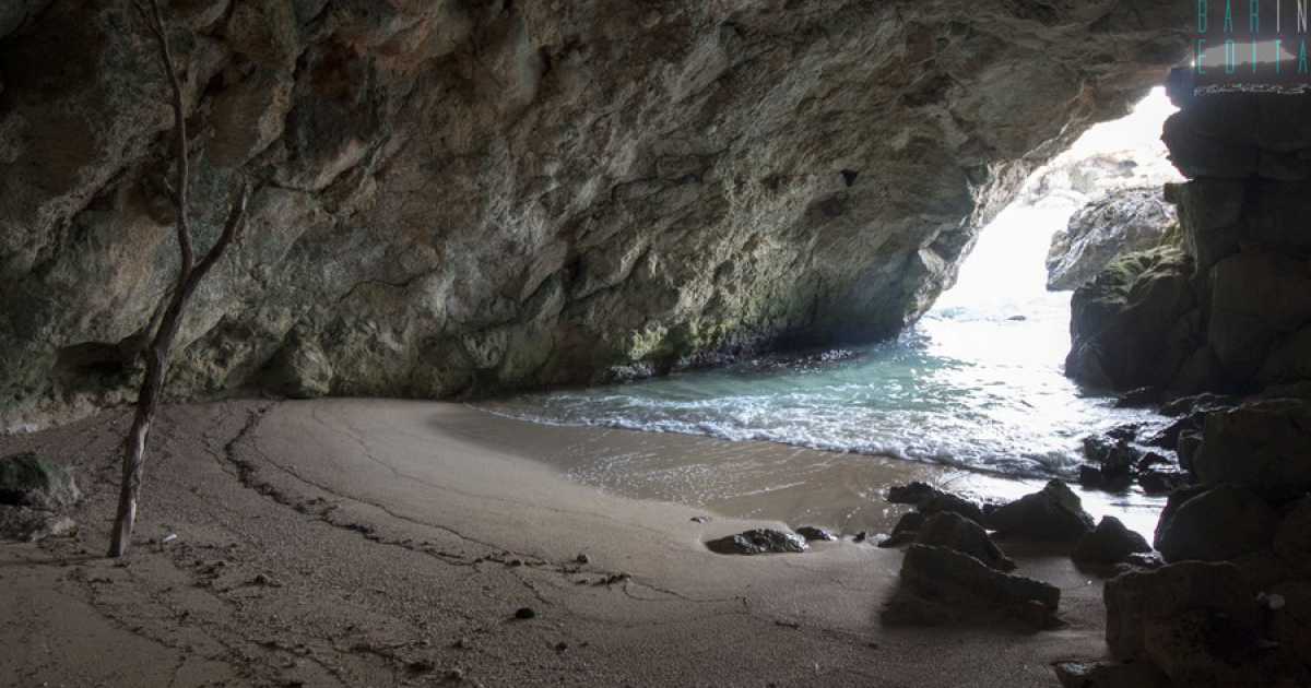A Monopoli c'� una spiaggia segreta: � nascosta nella grotta "dei due ingressi" 